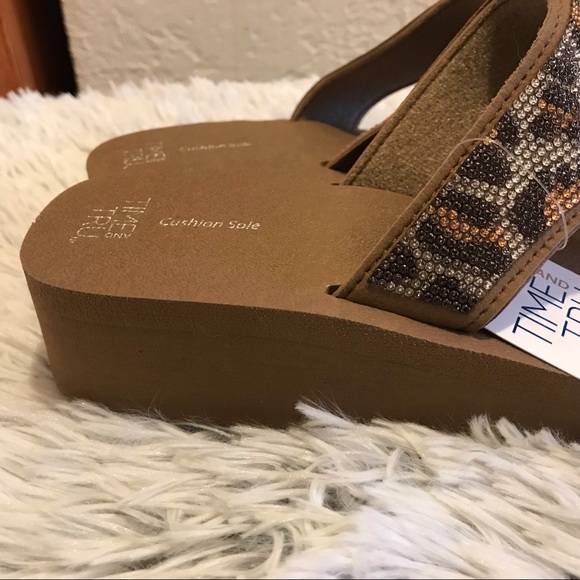 Time & Tru Women’s Leopard Cushioned Sole Wedge Flip Flops - Picture 4 of 4